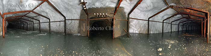 Batteria Chaberton il tunnel sotto gli spalti, invaso dal ghiaccio. Immagine panoramica 180.