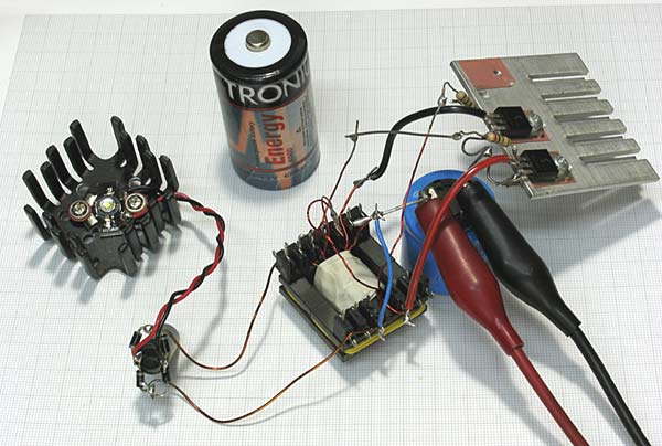 Prototipo funzionante di un inverter Push-pull auto oscillante per alimentare un LED 3W 700mA con 1,5Volt D Cell&nbsp;